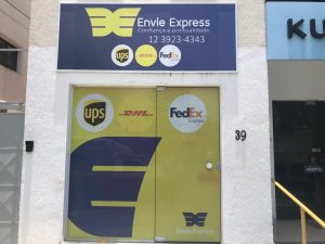 Fachada antiga e atual da empresa de envios Envie Express no início