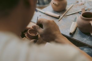 Pessoa fazendo artesanato em cerâmica