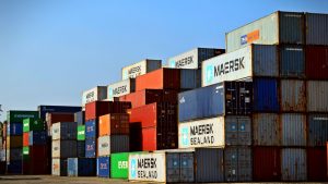 Containers em porto para mostrar a exportação indireta 