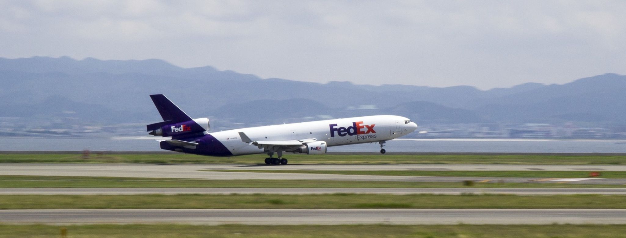 Avião da FedEx mostrando os envios internacionais da FedEx