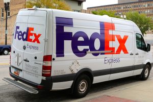 Furgão da FedEx fazendo envios urgentes