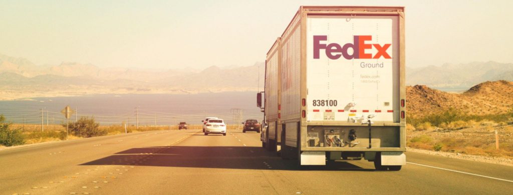 Caminhão que mostra os serviços rodoviários de entrega internacionais da FedEx na América do Sul