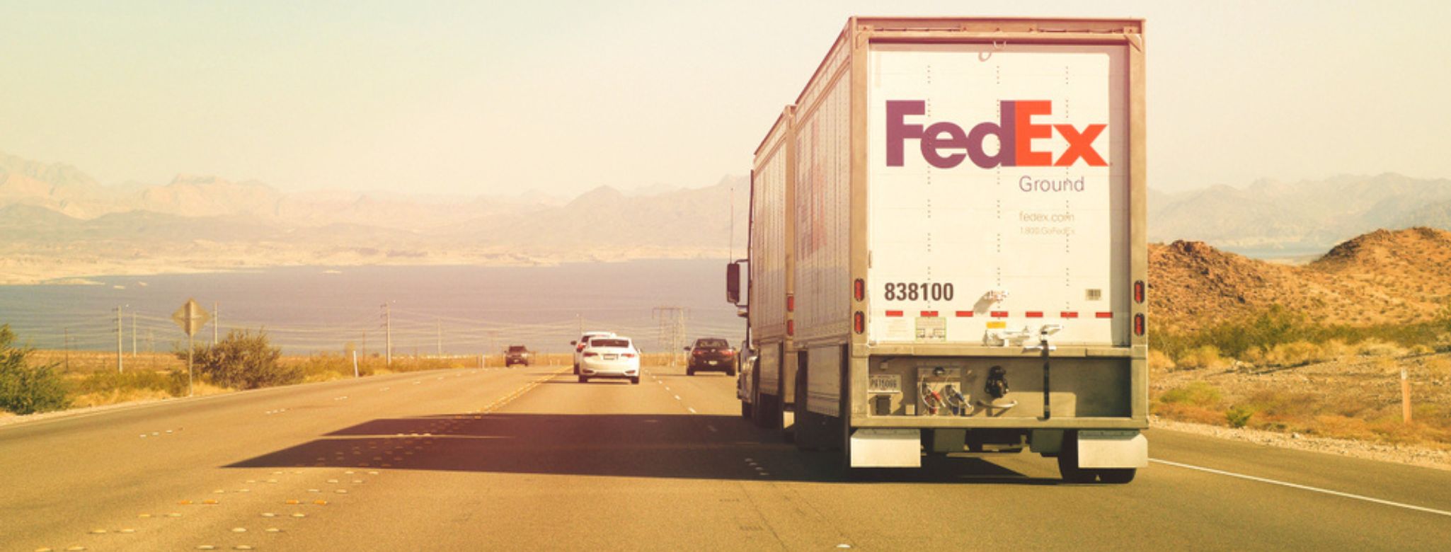 Caminhão que mostra os serviços rodoviários de entrega internacionais da FedEx na América do Sul