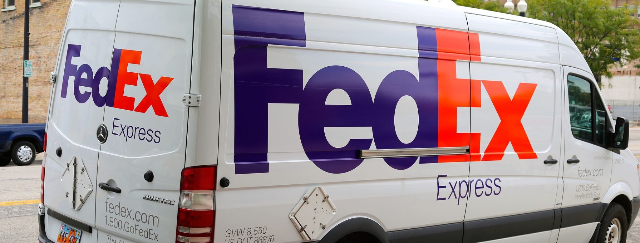 Furgão da FedEx saindo para entrega
