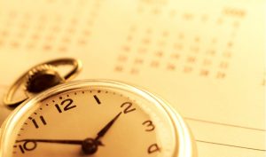 Relógio em cima de um calendário 