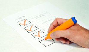 Funcionário de uma agência de intercâmbios fazendo um checklist 
