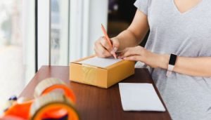 Mulher preenchendo dados do remetente e destinatário