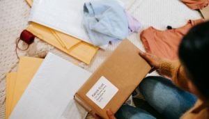 Mulher segurando uma caixa de entrega nas mãos 