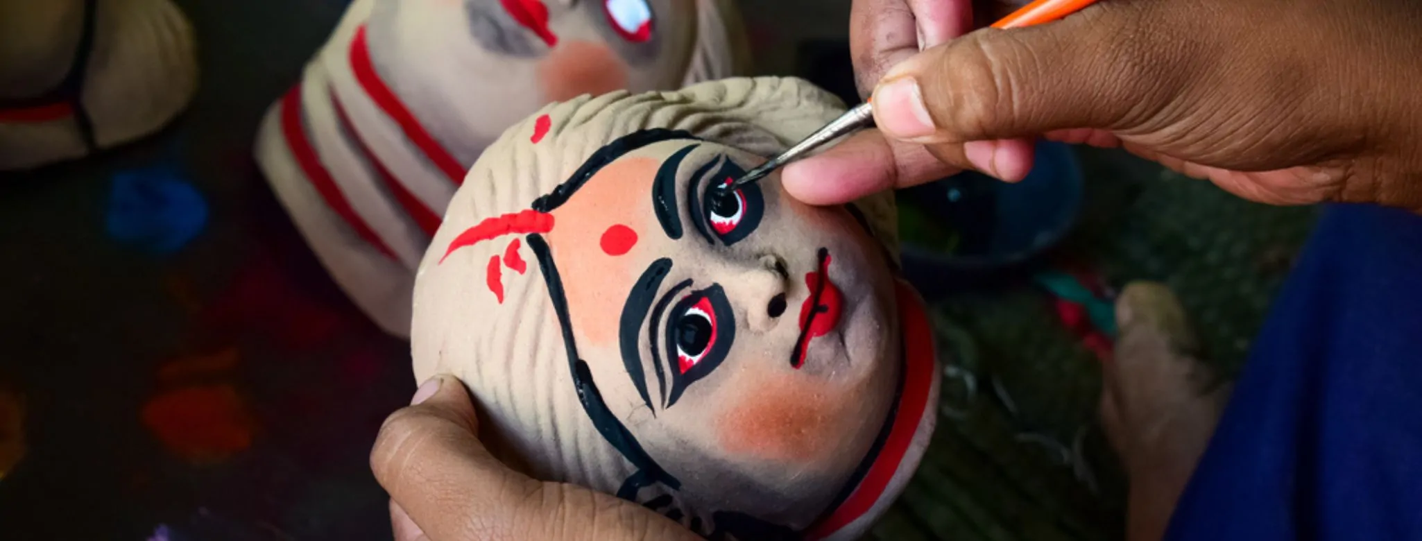 Mulher com loja de artesanatos pintando seu produto