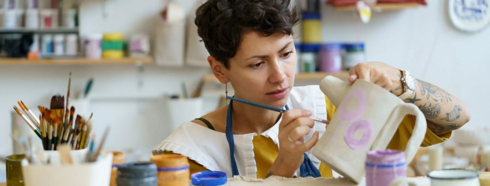 Mulher trabalhando com artesanato