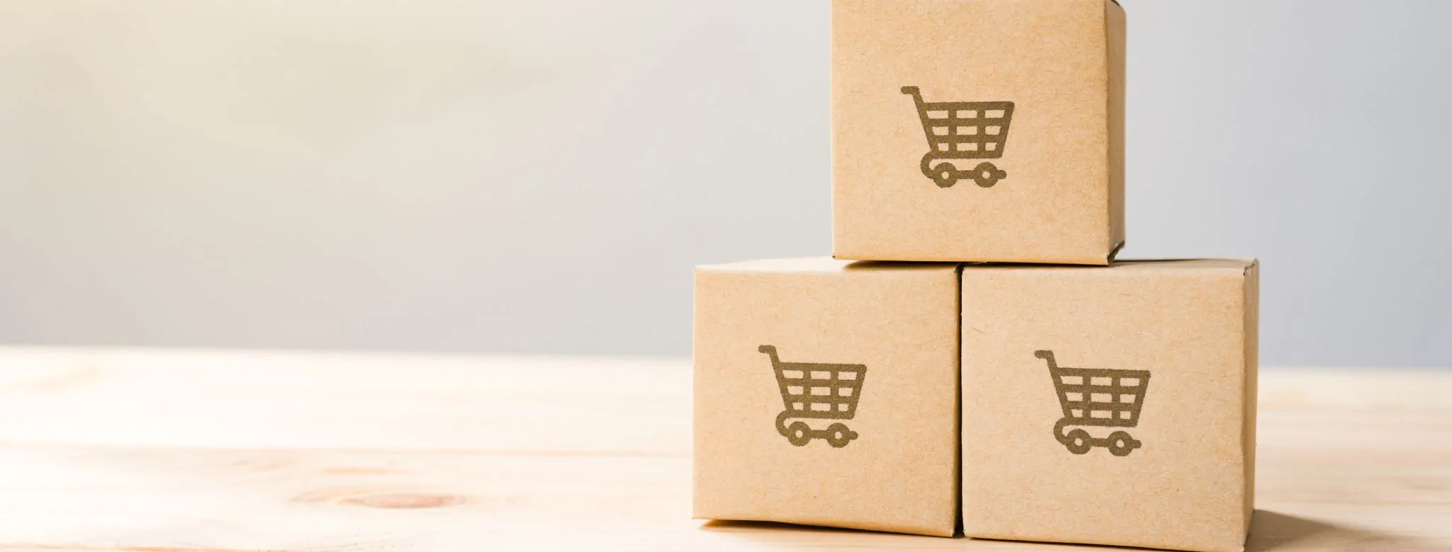 Fotos de caixas que mostram como o e-commerce crescer com envios internacionais