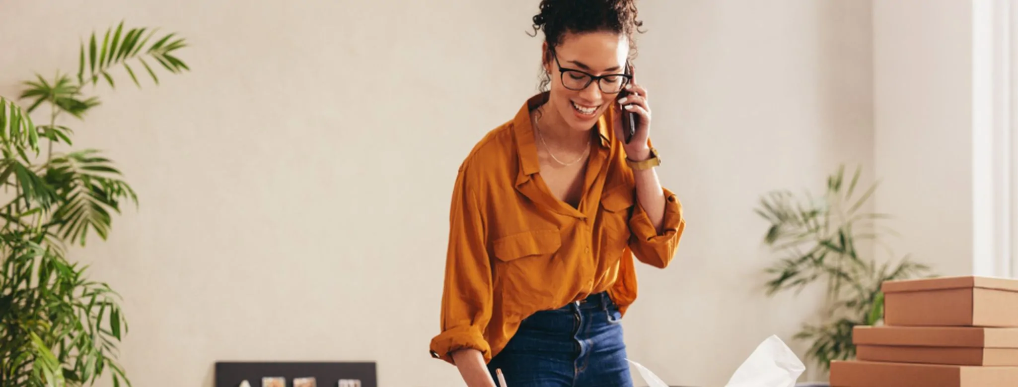 Uma empresária negociando remessas internacionais por telefone