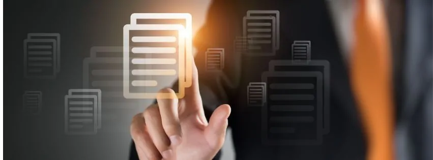 Tradutor juramentado selecionando um documento