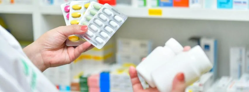 Farmacêutico segurando remédios e medicamentos manipulados