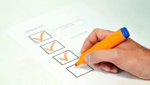 Pessoa anotando qualidades em um pedaço de papel
